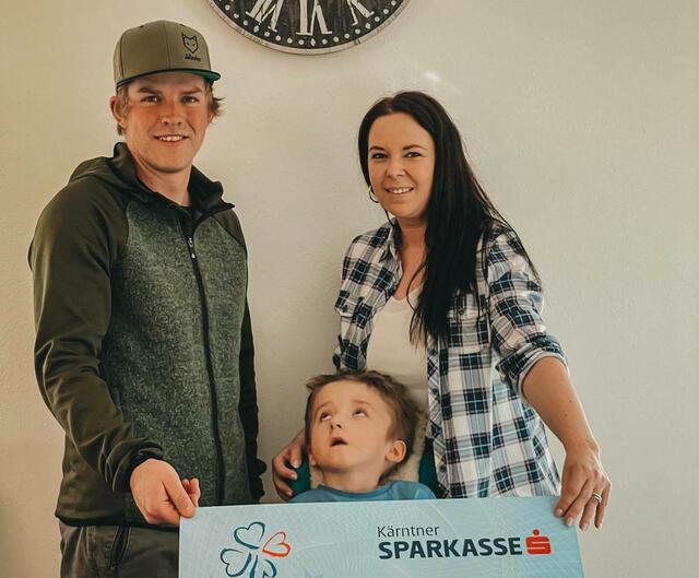 Florian übergab den Scheck an Levi und seine Mama | Foto: privat