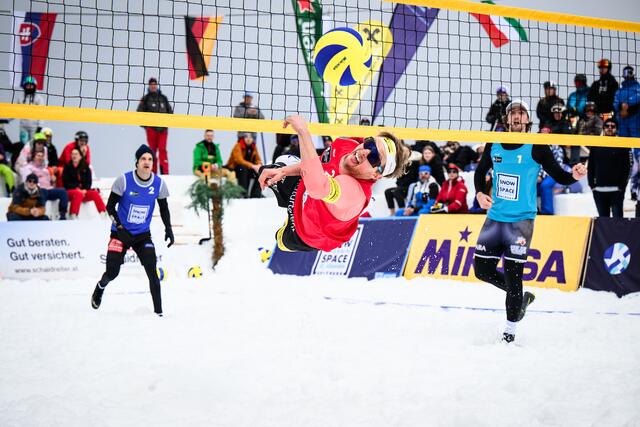 Beim Snowvolleyball konnte sich Flo Schnetzer silber holen. Demnächst startet die Saison im Sand.  | Foto: Conny Kurth