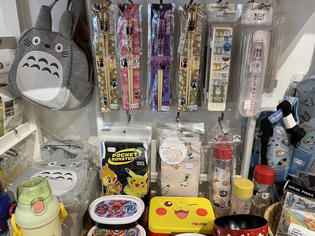 Takashima möchte in Zukunft sein Geschäft erweitern. Er träumt von einem größeren Raum, in dem er nicht nur seine Waren verkauft, sondern auch in einer kleinen Ecke Getränke und Kaffee anbietet.  | Foto: Salme Taha Ali Mohamed