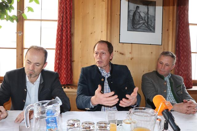 Pressekonferenz in der Landwirtschaftskammer in Landeck: Josef Hechenberger, Josef Moosbrugger und Elmar Monz (v.l.). | Foto: Othmar Kolp