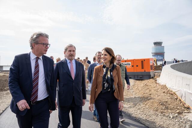 Auch EU-Kommissar Johannes Hahn (m.) kam nach Feldkirchen. | Foto: Land Steiermark