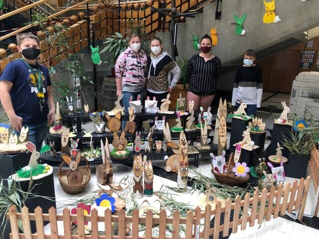 Die Schüler der 2. Klassen der MS Weiz III präsentieren stolz ihre Osterhasensammlung. | Foto: MS Weiz III