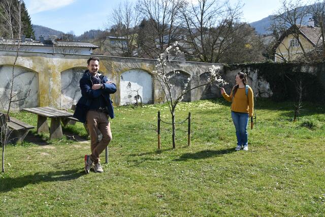 Stadtrat Joseph Hofmarcher und Umweltgemeinderätin Alice Obermann von der BürgerInnenliste für Umwelt und Gemeinwohl in Scheibbs setzen sich für mehr Blühwiesen und heimische Sträucher im öffentlichen Raum ein. | Foto: Roland Mayr