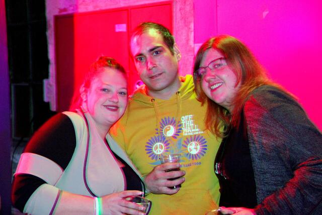 Nicol, Martin und Daniela präsentierten sich im grellen Neonlicht. | Foto: Friedrich Doppelmair