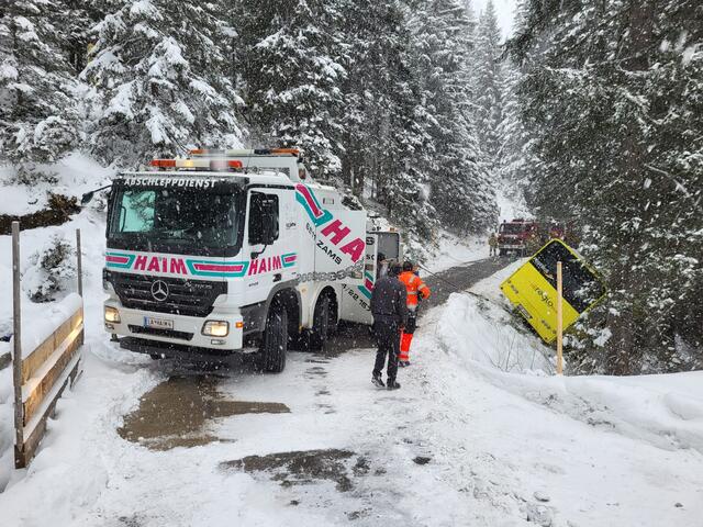 Der abgestürzte Linienbus wurde mit einem Spezialfahrzeug geborgen. | Foto: ZOOM.TIROL