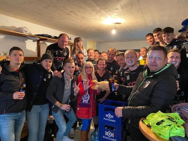 Nach dem 5:2-Erfolg über Schlaining herrschte in der Kabine der Mühlgrabener Mannschaft große Jubelstimmung.  | Foto: SV Mühlgraben
