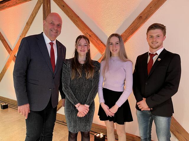 Von links: Bürgermeister Joachim Maislinger mit den Top-Nachwuchsathleten Annika Stöckl, der Siegerin im Jugend-Europacup Klettern, Emma Wischenbart (Weltmeisterin Kategorie Solo Lyrical Junior Showdance) und Benedikt Huber (Fünfter bei der Unter-23 Europameisterschaft im Ringen). | Foto: Gemeinde Wals Siezenheim