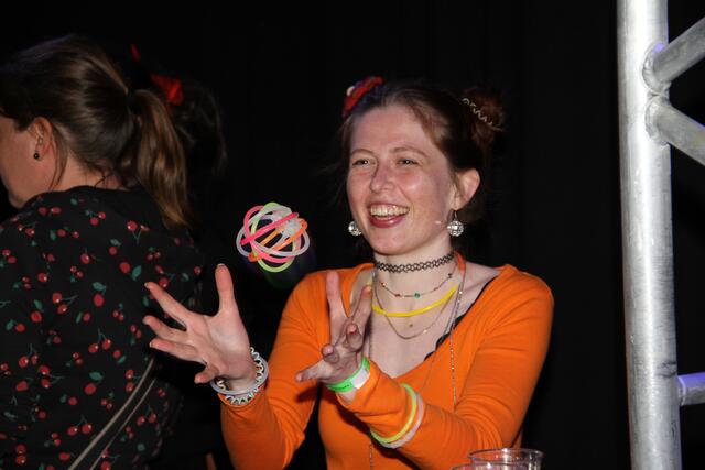 Die Neonringe begeisterten nicht nur als Hand- oder Halsschmuck. | Foto: Friedrich Doppelmair