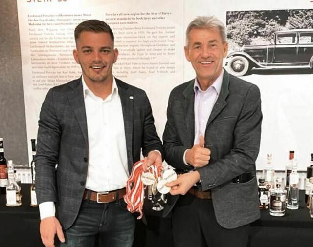 Marcel (links) und Josef Puchas sind stolz auf die Prämierungen. | Foto: Puchas
