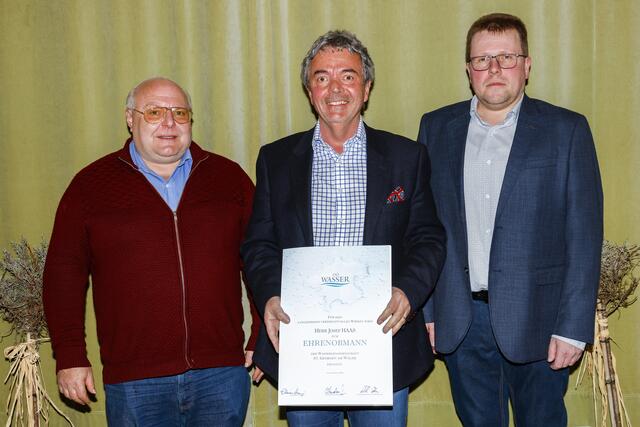 Am Foto von links Bürgermeister Heinrich Haider, Ehrenobmann Josef Haas, Obmann Martin Lumetsberger | Foto: FotoGrafik bruno haneder