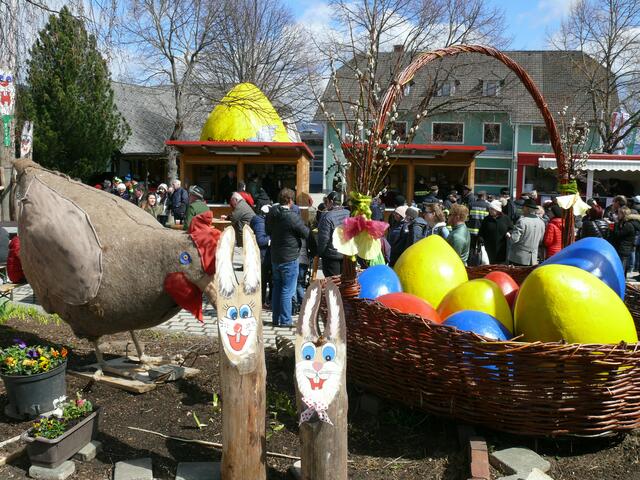 Die bunten Eier und Osterhasen strahlen auch heuer wieder mit den Frühlingsblumen in Fischbach um die Wette. | Foto: Anneliese Grabenhofer