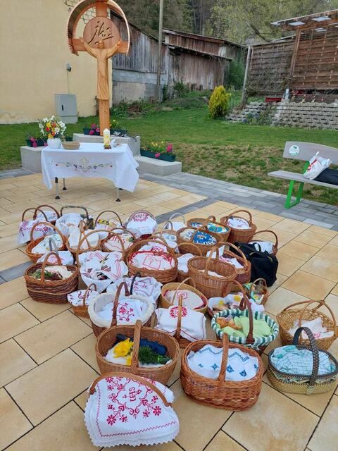 Am Karsamstag steht die traditionelle Fleischweihe mit der Osterspeisenegnung an. | Foto: Heide Laundl
