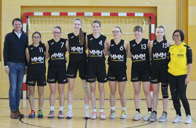 BBC WU16 mit Trainerin Andrea Frank-Stocker und Vzbgm. Alexander Radl. | Foto: Privat