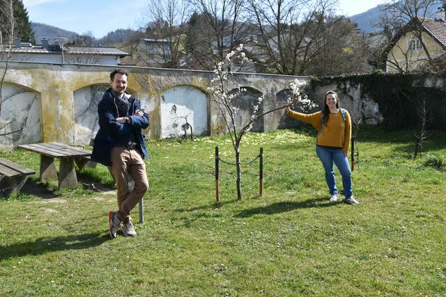 Stadtrat Joseph Hofmarcher und Umweltgemeinderätin Alice Obermann von der BürgerInnenliste für Umwelt und Gemeinwohl in Scheibbs setzen sich für mehr Blühwiesen und heimische Sträucher im öffentlichen Raum ein. | Foto: Roland Mayr