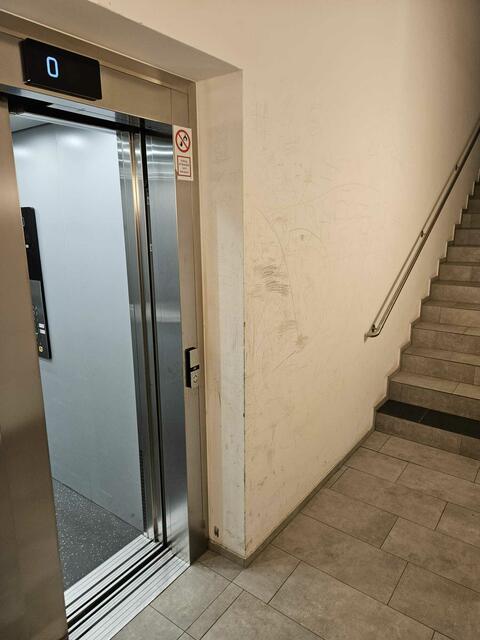 Verschmierte Wände wie hier im Erdgeschoss neben dem Lift seien laut der Mieterinnen und Mieter Dauerzustand.  | Foto: Privat