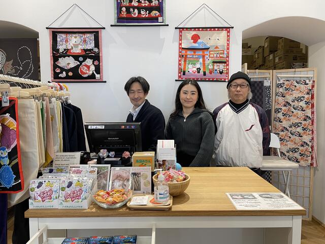 Anri (mitte) und Ken Takashima (rechts) betreiben gemeinsam das "Apricot Field" in der Stumpergasse 33.  | Foto: Salme Taha Ali Mohamed