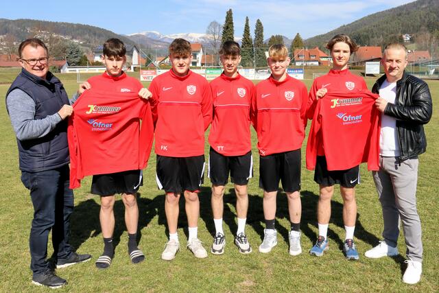 Die beiden Dressensponsoren mit einigen Vertretern der U-15 der Bärnbacher | Foto: Cescutti