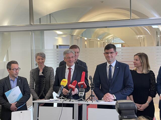 Gut gelaunt: Peter Kaiser (SPÖ) und Martin Gruber (ÖVP) am Montag mit Verhandlungsteams in Klagenfurt. | Foto: MeinBezirk.at