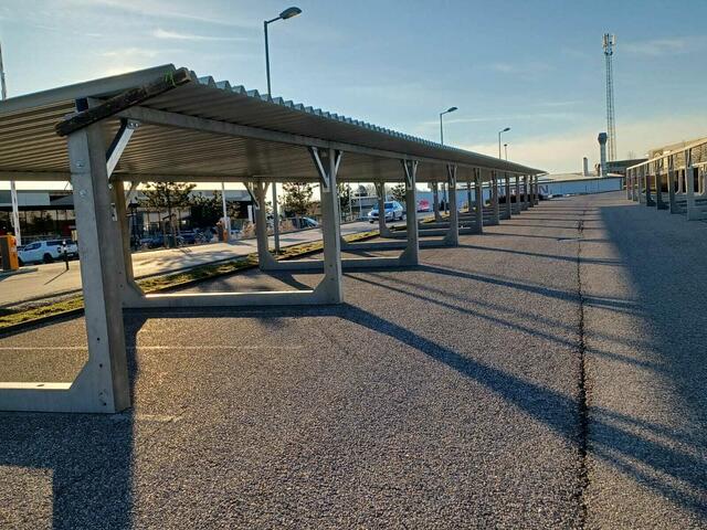 Die ersten PV-Carports stehen bereits am Parkplatz von Star Movie Tumeltsham. | Foto: Andreas Rankl\WKA Ökostrom