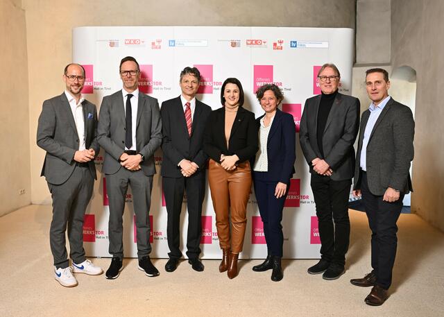 Freuen sich auf die sechste Auflage des Offenen Werkstors Hall in Tirol: (v.l.) Mario Gerber (Wirtschaftslandesrat), Michael Mairhofer (Geschäftsführer Industriellenvereinigung Tirol), Michael Gsaller (Stadtmarketing Hall in Tirol), Astrid Mair (Landesrätin für Arbeitnehmer:innen), Heike Kiesling (Geschäftsführerin Innsbruck Marketing), Christian Margreiter (Bürgermeister Hall in Tirol) und Franz Jirka (Bezirksstellenobmann Wirtschaftskammer Tirol).
 | Foto: ©Franz Oss