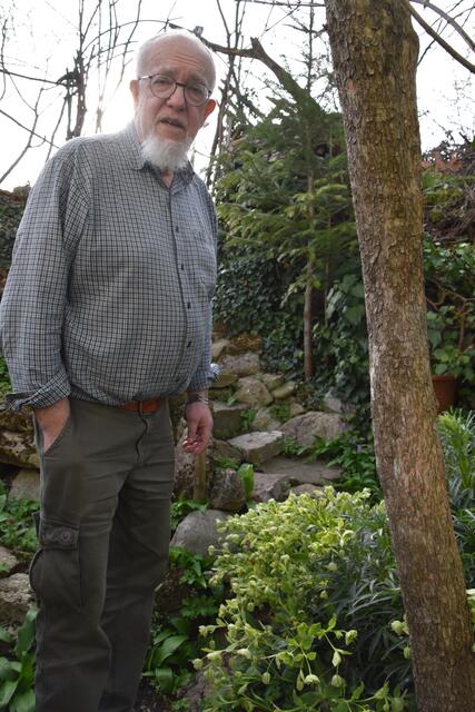 Insektenforscher Hubert Rausch in seinem naturnahen Garten  | Foto: Roland Mayr