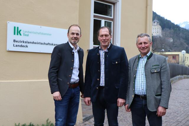 Klimabedingte Herausforderungen: LK-Tirol Präsident Josef Hechenberger, LKÖ-Präsident Josef Moosbrugger u. Bezirksobmann Elmar Monz (v.l.). | Foto: Othmar Kolp
