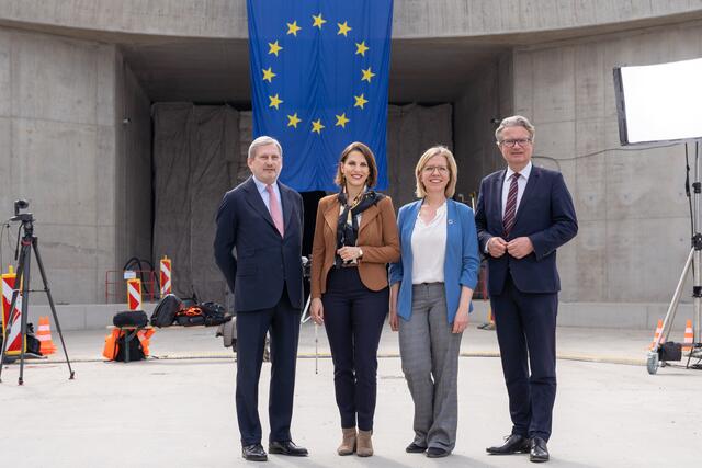LH Christopher Drexler, BM Leonore Gewessler, BM Karoline Edtstadler und EU-Kommissar Johannes Hahn (v.r.) besichtigten die Unterflurtrasse der Korlambahn. | Foto: Land Steiermark