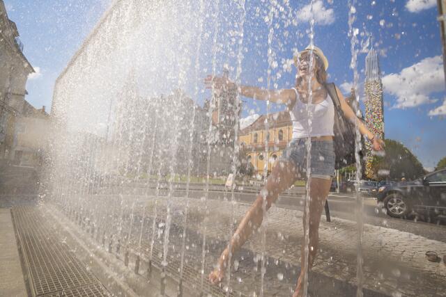 Mit erfrischenden Ideen und greifbaren Konzepten soll Feldbach, die fünftgrößte Stadt des Landes, im Frühling erblühen. Im Mittelpunkt der touristischen Ausrichtung steht der bunte Kirchturm. | Foto: Bernhard Bergmann