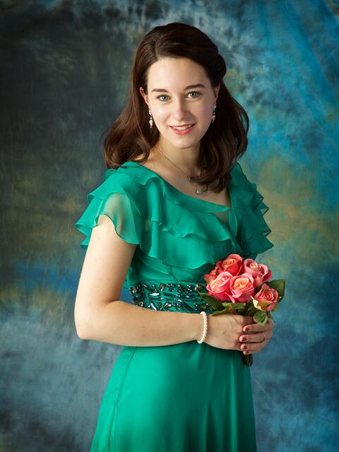 Elisabeth Zeiler studiert Gesang und Gesangspädagogik in Salzburg und Klassische Operette in Wien. Mit ihrem Solo-Liedprogramm "Bittersüß und duftigzart" (Klavier: Clemente Prudencio) und an der Seite der Badener Musikfreunde war sie auch schon öfter in unserer Region zu erleben.  | Foto: Tina King