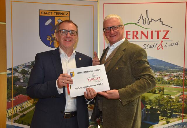 Bürgermeister Rupert Dworak und Finanzstadtrat Peter Spicker (r.) präsentieren den Rechnungsabschluss 2022 mit einem Lächeln. | Foto: Stadtgemeinde Ternitz