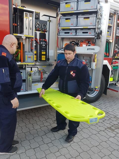 Kommandantstellvertreter Benjamin Löffler mit der Trage. | Foto: Josef Kerschbaumer