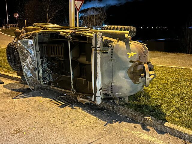 Beim Befahren des Kreisverkehrs in Kirchbichl kippte das Fahrzeug seitlich um und kam auf dem Dach zu liegen. | Foto: ZOOM.Tirol