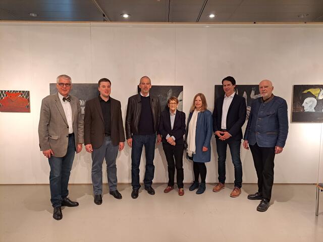 Wolfgang Domian, Johannes Gsaxner, Robert Muhr, Erika Muhr, Ingrid Thurner, Markus Kraxner, Gotthard Fellerer (v.l.) vor den Werken Gotthard Muhrs. | Foto: KK
