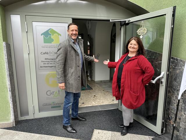 Bürgermeister Harald Mulle und Sozialausschussobfrau Doris Dirnberger freuen sich das einjährige Bestehen des Generationenhaus Gratwein-Straßengel. | Foto: Gemeinde Gratwein-Straßengel