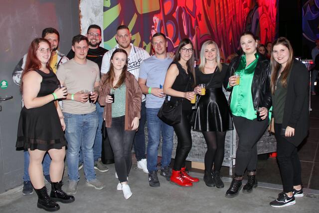 Diese große Gruppe war schon kurz nach dem Einlass bei bester Laune und stürmte dann auch gemeinsam die Tanzfläche. | Foto: Friedrich Doppelmair