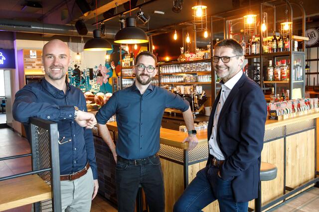 Christian Sageder (Avoris), l.  mit Bürgermeister Andreas Lindorfer (r.) und Gastro-Profi Roland Feyrer Schwarz (Mitte), der das neue Wirtshaus klassischer Prägung führen wird. | Foto: Wakolbinger/AVORIS