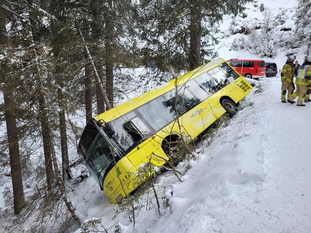 Am Verwallweg in der Gemeinde St. Anton am Arlberg kam ein Linienbus von der Fahrbahn ab. | Foto: ZOOM.TIROL