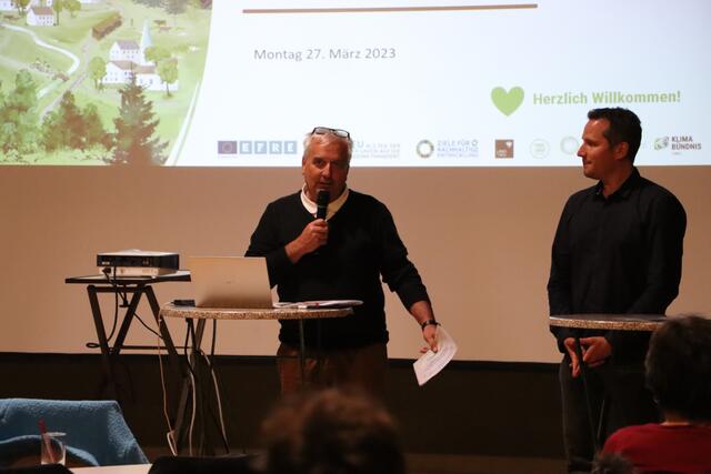 Bgm. Heinz Kofler (Prutz) freut sich über die zahlreichen Interessierten und auf einen regen Austausch im Namen der sechs Bürgermeister. | Foto: Elisabeth Neuner