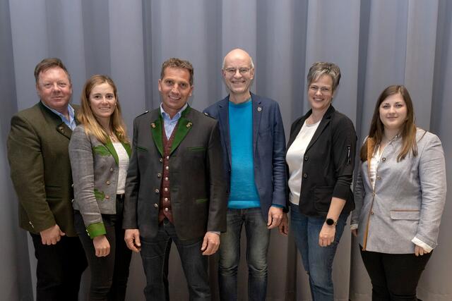 Diskutierten in Öblarn: Max Scharzenberger (Geschäftsführer Biolandwirtschaft Ennstal), Viktoria Gewessler (Vorstandsmitglied Biolandwirtschaft Ennstal), Georg Gerharter (Obmann Biolandwirtschaft Ennstal), Jürgen Maier (Geschäftsführer "Forum Umwelt &amp; Entwicklung"), Viktoria Brandner (Landesbäuerin Steiermark) und Anna Schaunitzer (Vorstandsmitglied Biolandwirtschaft Ennstal). | Foto: Martin Huber