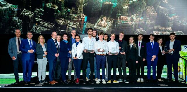 Siegerprojekte mit den Verantwortlichen (Sieger HAKs v.l.n.r.: „HeartChart“ - HAK Feldkirch, „Mit Schwung ins Digitale Zeitalter“ - BHAK St. Johann, „MatchYourPet“ - HAK Waidhofen an der Thaya) | Foto: Ecoplus