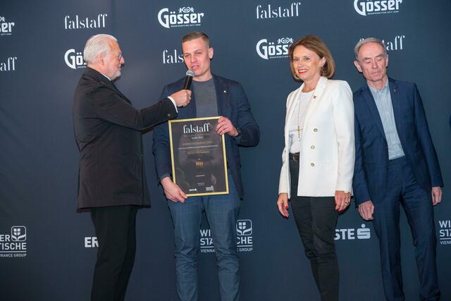 Falstaff-Herausgeber Wolfgang M. Rosam, Bundesland-Sieger Tirol Benjamin Parth und Tourismusstaatsskretärin Susanne Kraus-Winkler und Karl Obauer (v.l.). | Foto: Falstaff / Andreas Tischler