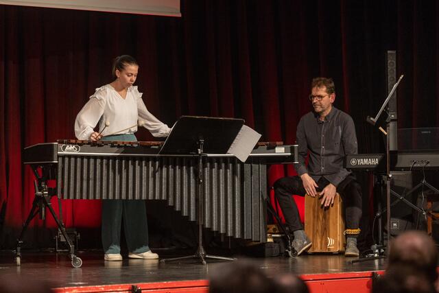 Landesmusikschuldirektor Markus Lindner mit Schülerin | Foto: Erwin Pils