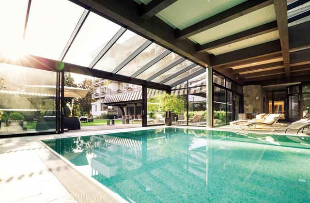 Relaxen am Pool oder draußen im Park – auch dafür bleibt bei der Yoga-Woche im Park Igls Zeit. | Foto: (C) Gesundheitszentrum Park Igls