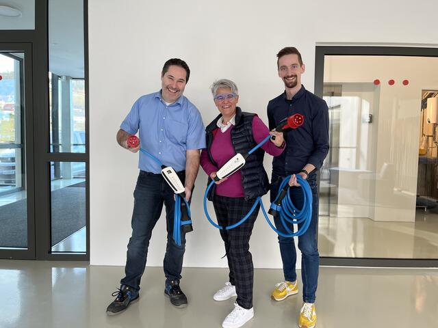 Kooperation: DiniTech-Geschäftsführer Dietmar Niederl, ÖAMTC-Elektromobilitäsexpertin Marcella Kral, Projektmanager Hannes Schoberberger (v.l.). | Foto: DiniTech