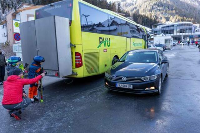 Martin Wechner erklärte den Kindern mögliche Gefahrensituationen. | Foto: LPD Tirol