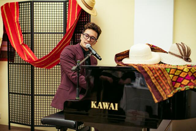 Special Guest war Vincent Bueno: Der österreichische Sänger mit philippinischen Wurzeln vertrat Österreich beim Eurovision Song Contest 2021 mit dem Song "Amen". Genau diesen Hit gab er auch auf der Veranstaltung "RAMBAK - Das Fest" zum Besten. | Foto: Michael Chuop