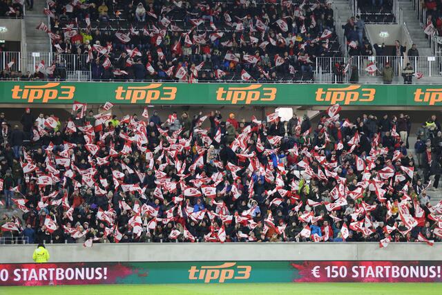 Beim traditionellen Radetzkymarsch vor dem Anpfiff ging es auf den Tribünen so richtig ab. | Foto: Reischl