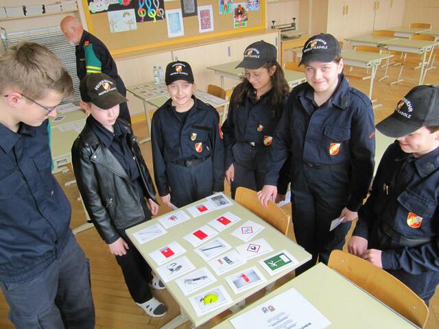 Die Jugendlichen der Feuerwehren vom Bezirk Hollabrunn zeigten ihr Können in Theorie und Praxis. | Foto: Andreas Kisser