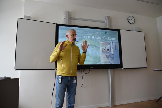 Richard Kapfinger-Putz (Lehrender am Pflege Campus Kufstein) gab eine kleine Einführung im Pflege Campus, danach gab's eine Führung durchs Krankenhaus.  | Foto: Barbara Fluckinger