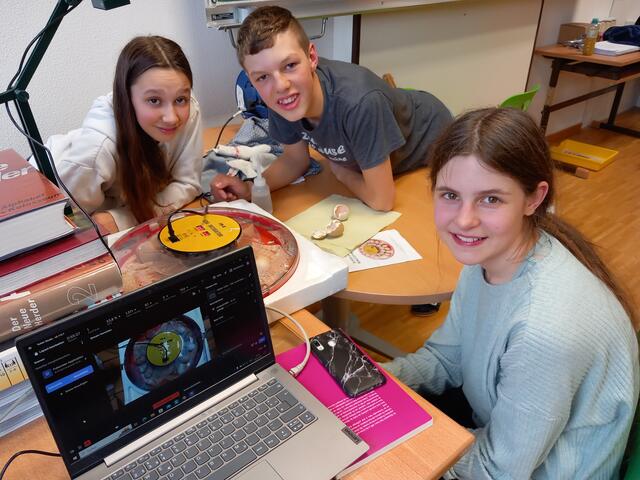  Unter ständiger Beobachtung via Live-Stream wurden Küken in der Mittelschule Pabneukirchen ausgebrütet. | Foto: Zinterhof